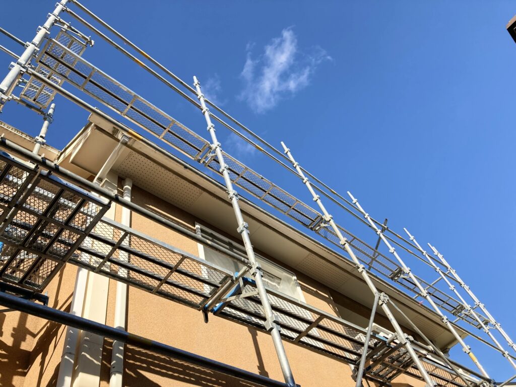足場が設置された住宅