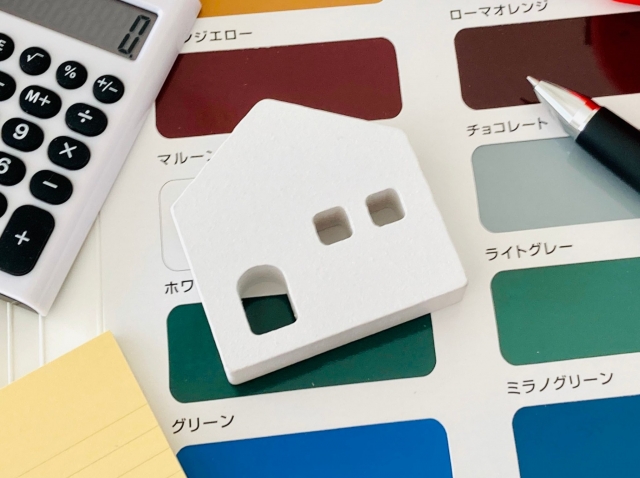 外壁塗装のカラーサンプルと家の模型
