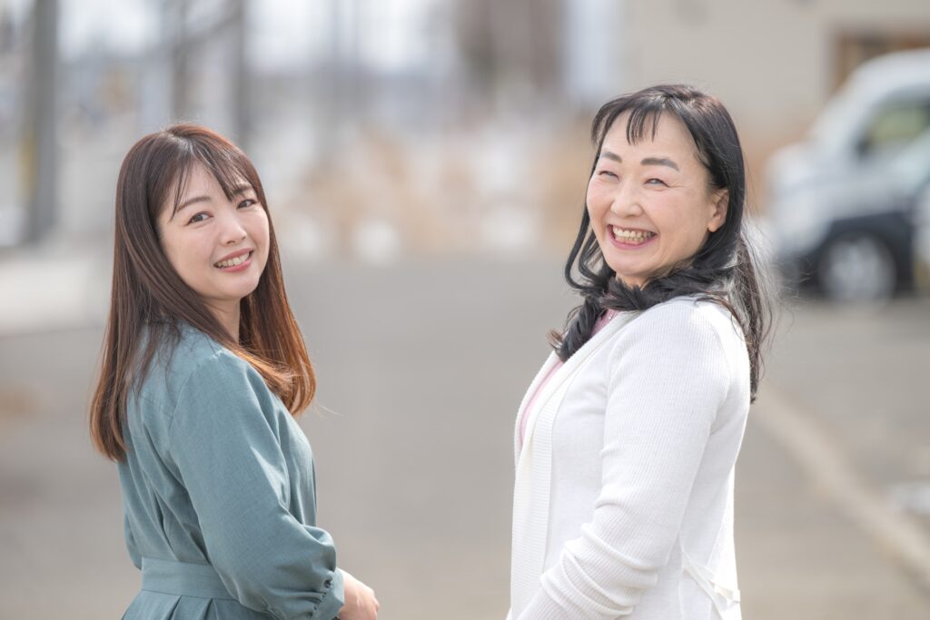 笑顔で振り返る二人の主婦