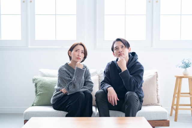 悩む夫婦