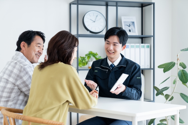 業者と会話をする夫婦