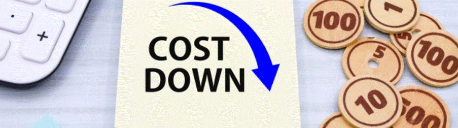 電卓と木製コインの横に「COST DOWN」と矢印が描かれたコスト削減のイメージ