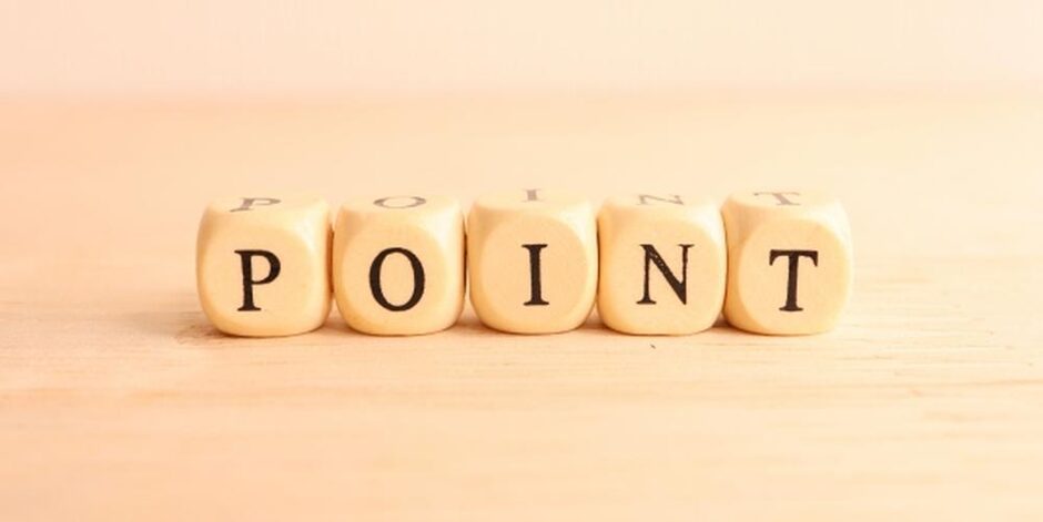 「POINT」と書かれたキューブ型ブロックが木目調の背景に並ぶシンプルなイメージ