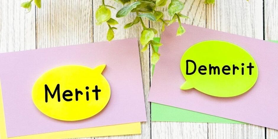 「Merit」と「Demerit」と書かれた吹き出しカードが並ぶ、利点と欠点を比較するイメージ