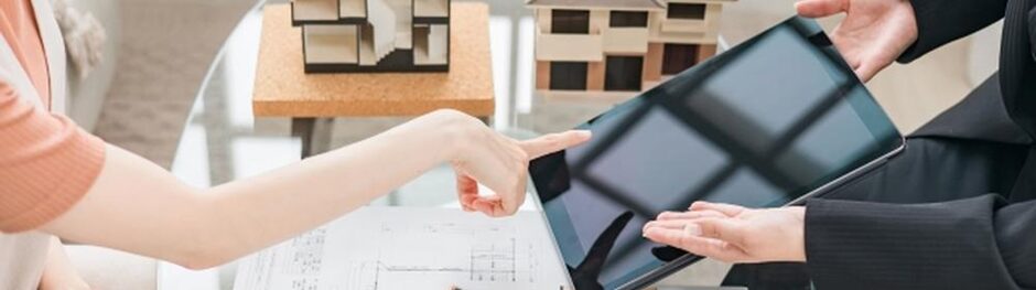 住宅模型や間取り図をもとに、タブレットで家づくりの相談をするシーンのイメージ