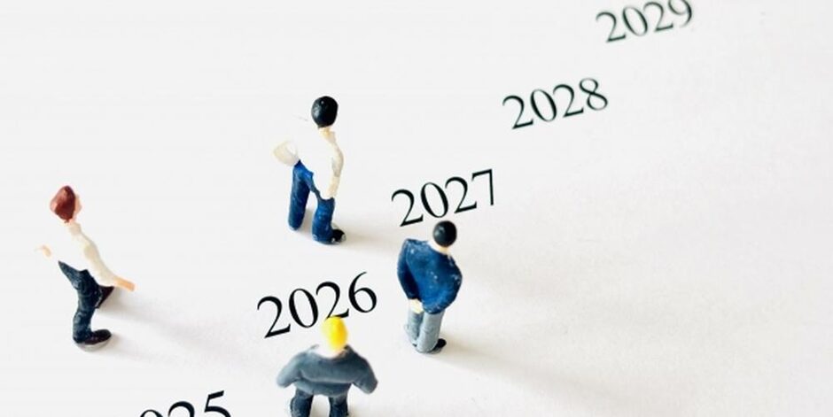 2025年から2030年までの年号に向かって進むビジネスマンのミニチュア