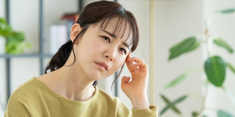 考え込む表情の女性