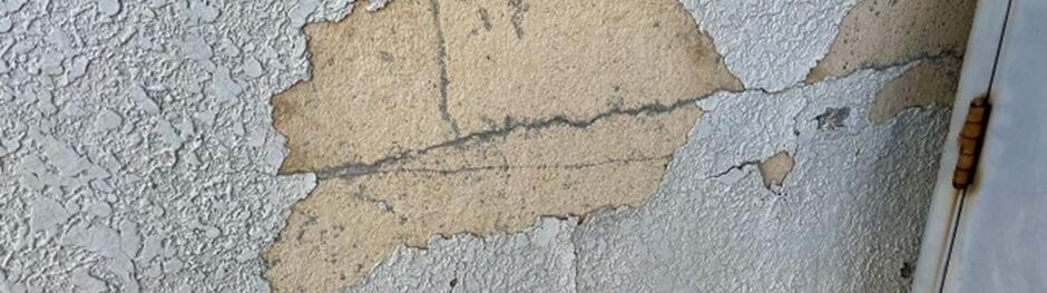 紫外線で外壁の塗装が剥がれ下地が露出している劣化箇所