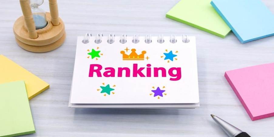ランキングと書かれたメモ帳とカラフルな付箋、デスク上のビジネスイメージ