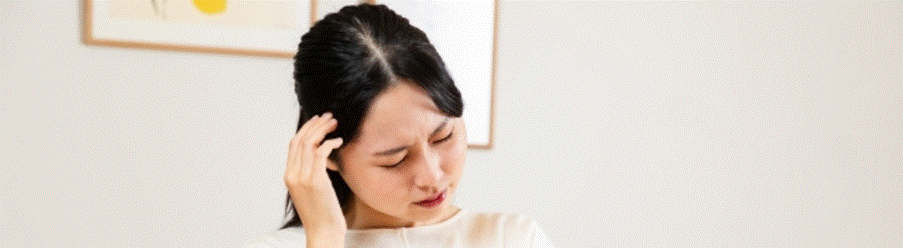 頭を抱えて悩む女性の表情