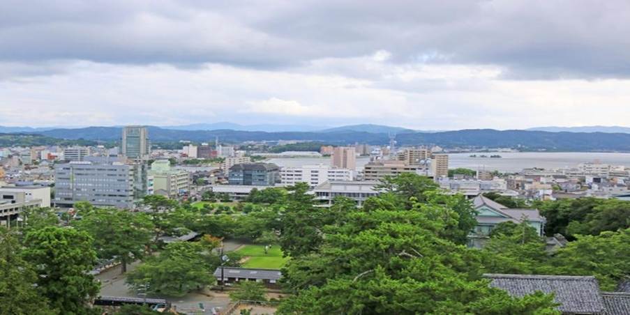 都市と海、緑が広がる日本の地方都市の風景、自然と都市の共存を示す眺望