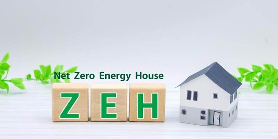 「ZEH(ネット・ゼロ・エネルギー・ハウス)」の文字と、小さな家の模型が並ぶ、省エネ住宅をイメージさせる構図。