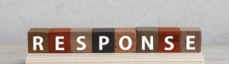木製ブロックで『RESPONSE』と並べられた文字