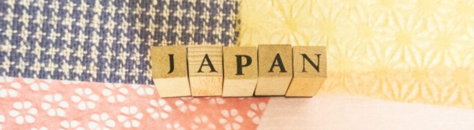 JAPANの木製ブロックと和柄背景