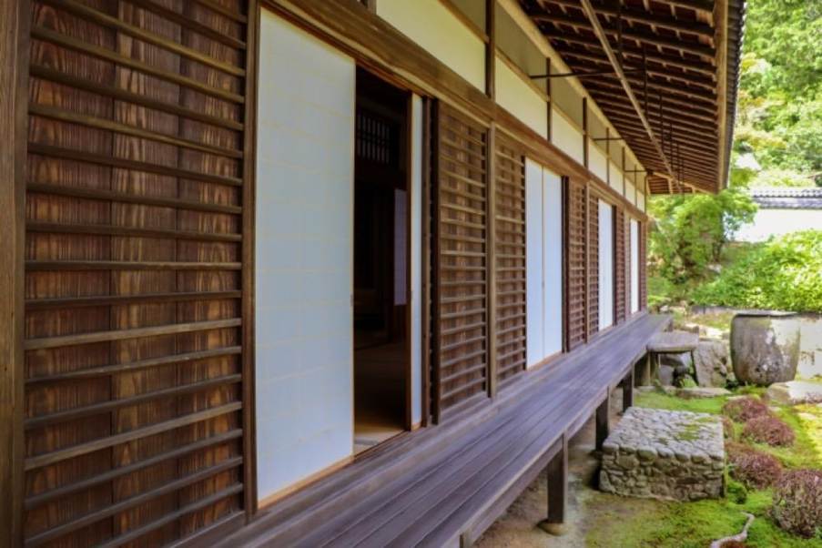 伝統的な日本家屋の縁側と庭園の一部が見える落ち着いた和の風景